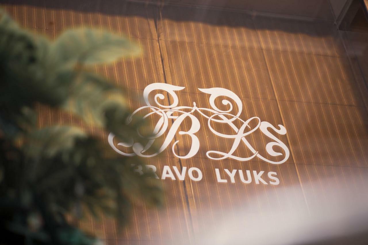 Bravolyuks Hotel Ургенч Екстериор снимка